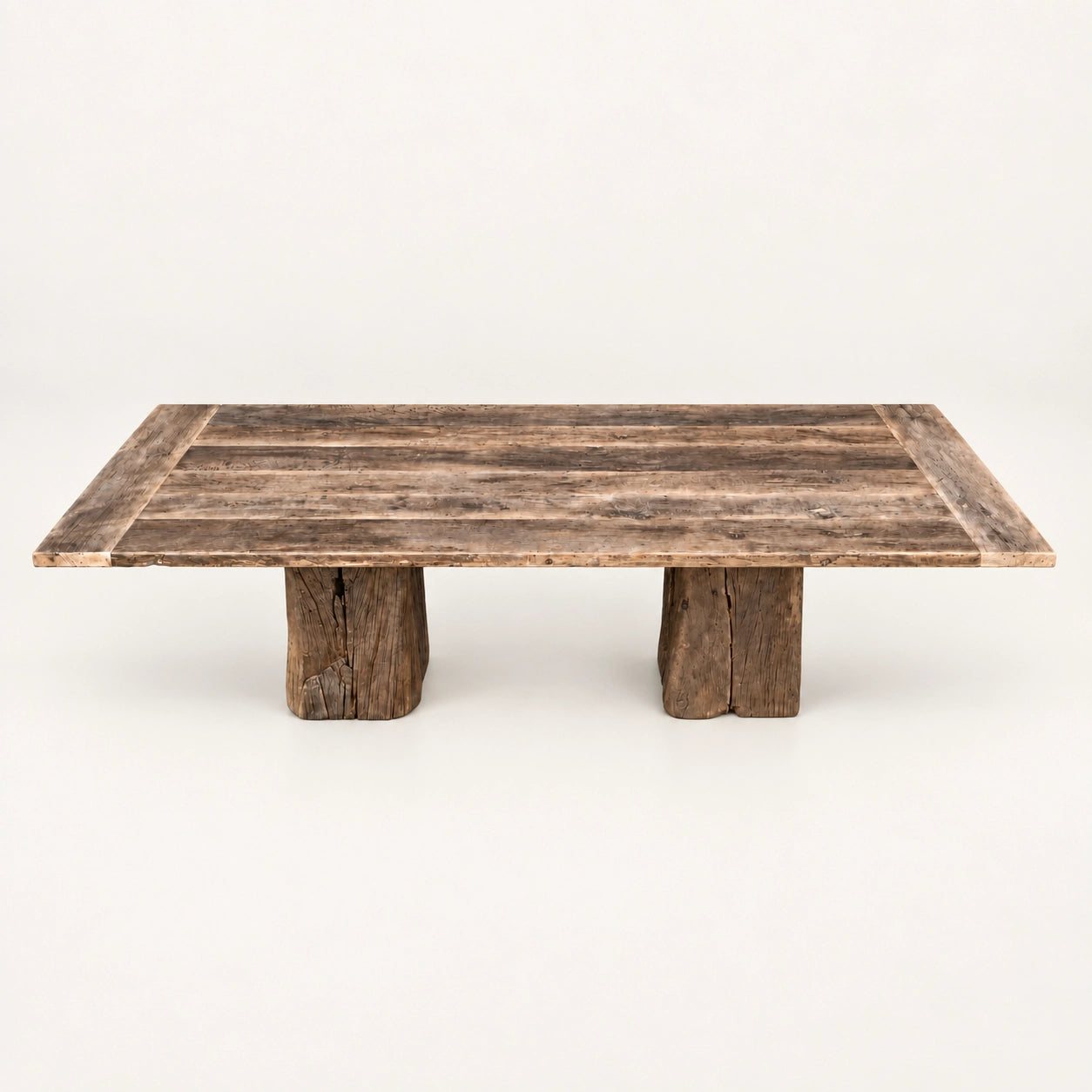 Table en vieux chêne vue de face en légère plongée