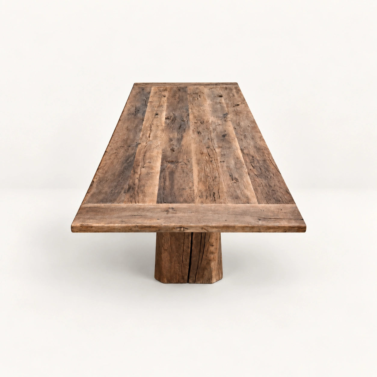 Vue plongeante en bout de la table avec le plateau et le pied au premier plan