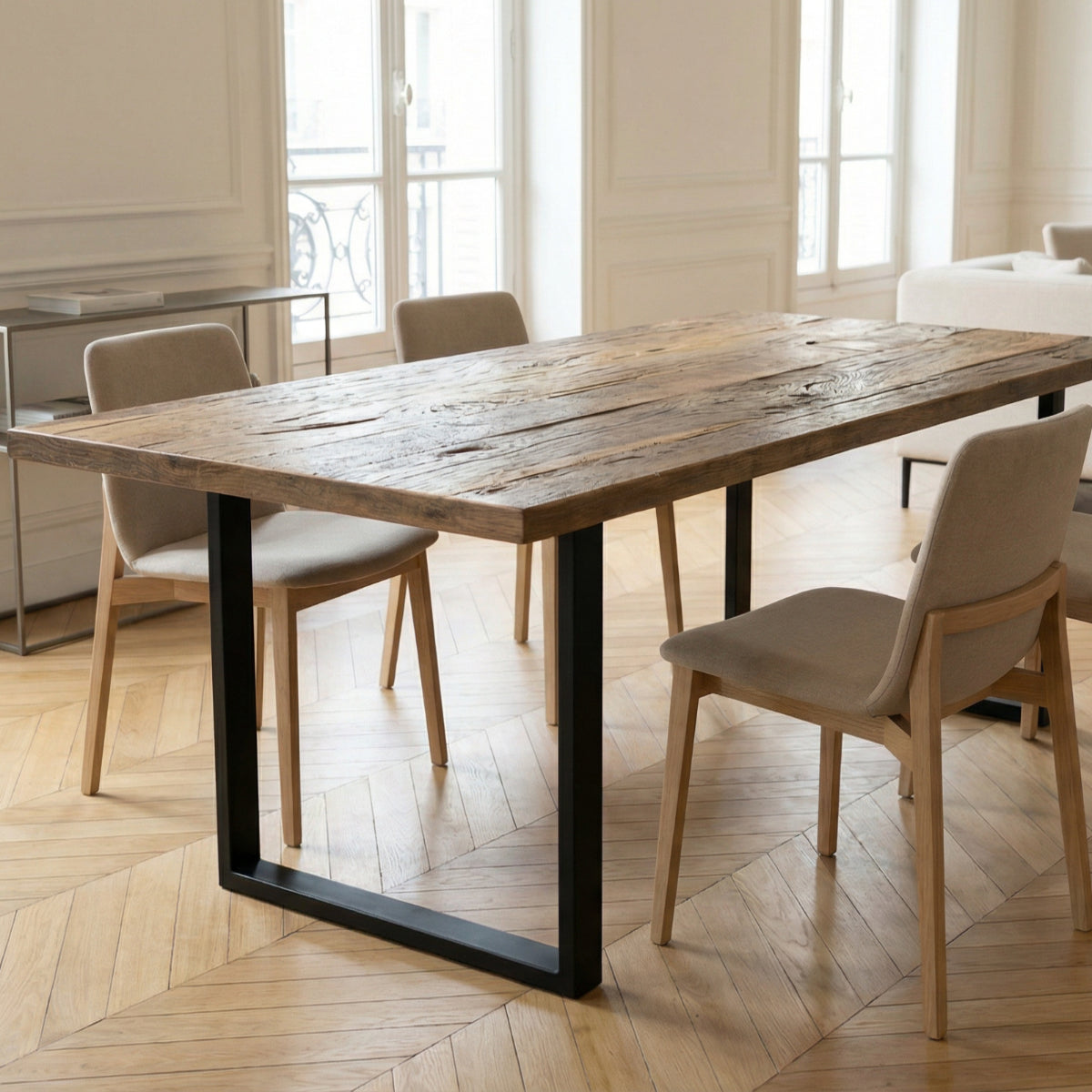 table a manger en bois rustique dans un séjour avec parquet et lumière naturelle