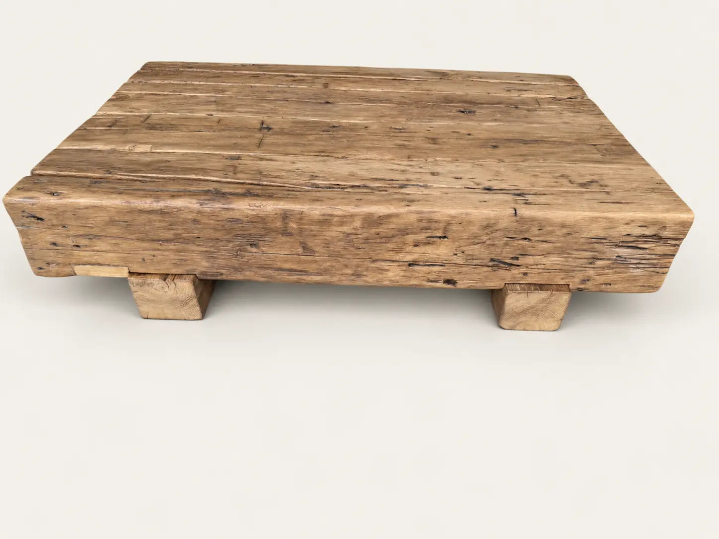 Table basse Anchor vue de face, avec la surface du plateau et ses deux appuis visibles.