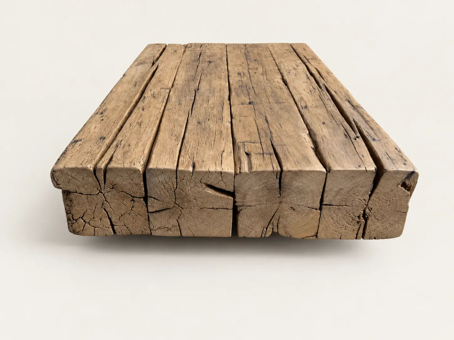 Table basse Anchor vue depuis une extrémité, avec les sections et les fentes des poutres visibles.