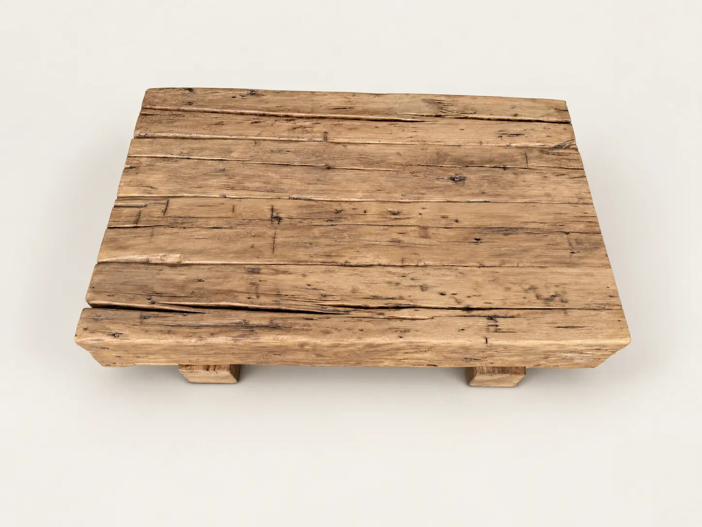 Plateau de la table basse Anchor vu en plongée, avec le veinage et les fissures du chêne visibles.