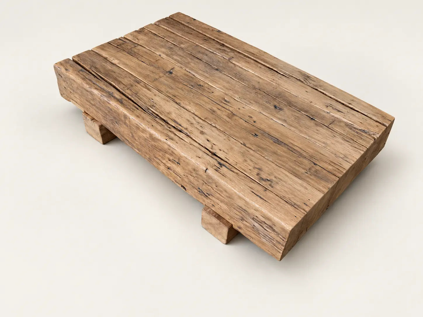 Table basse Anchor en poutres de vieux chêne, vue de trois-quarts sur fond clair.