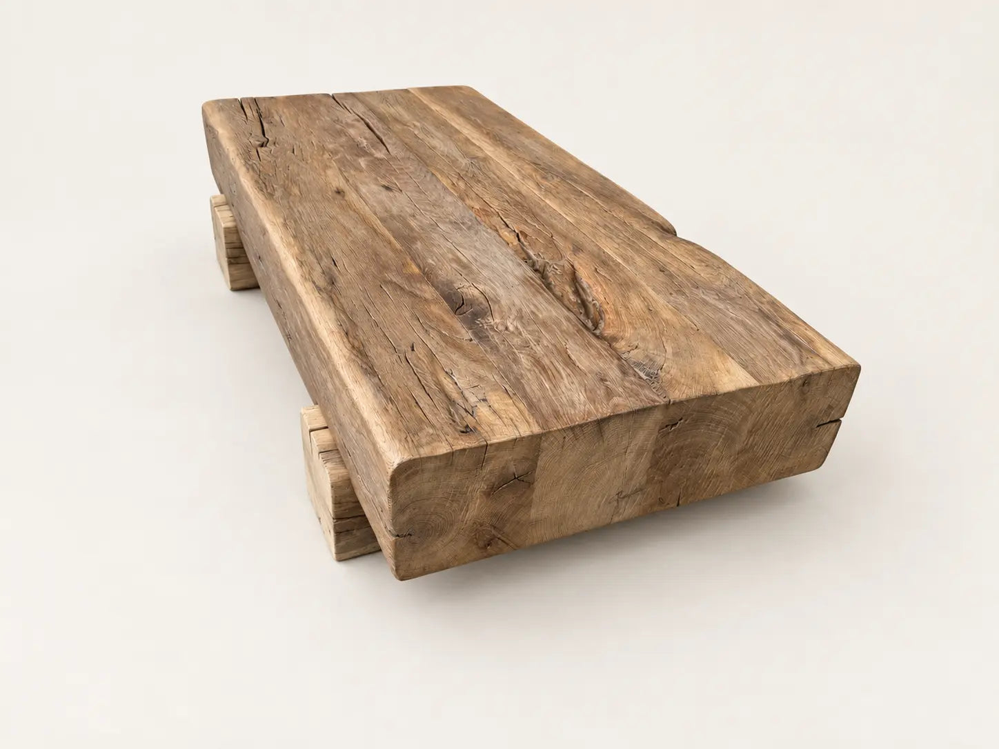 Table basse Anchor en poutres de chêne, vue oblique depuis une extrémité du plateau.