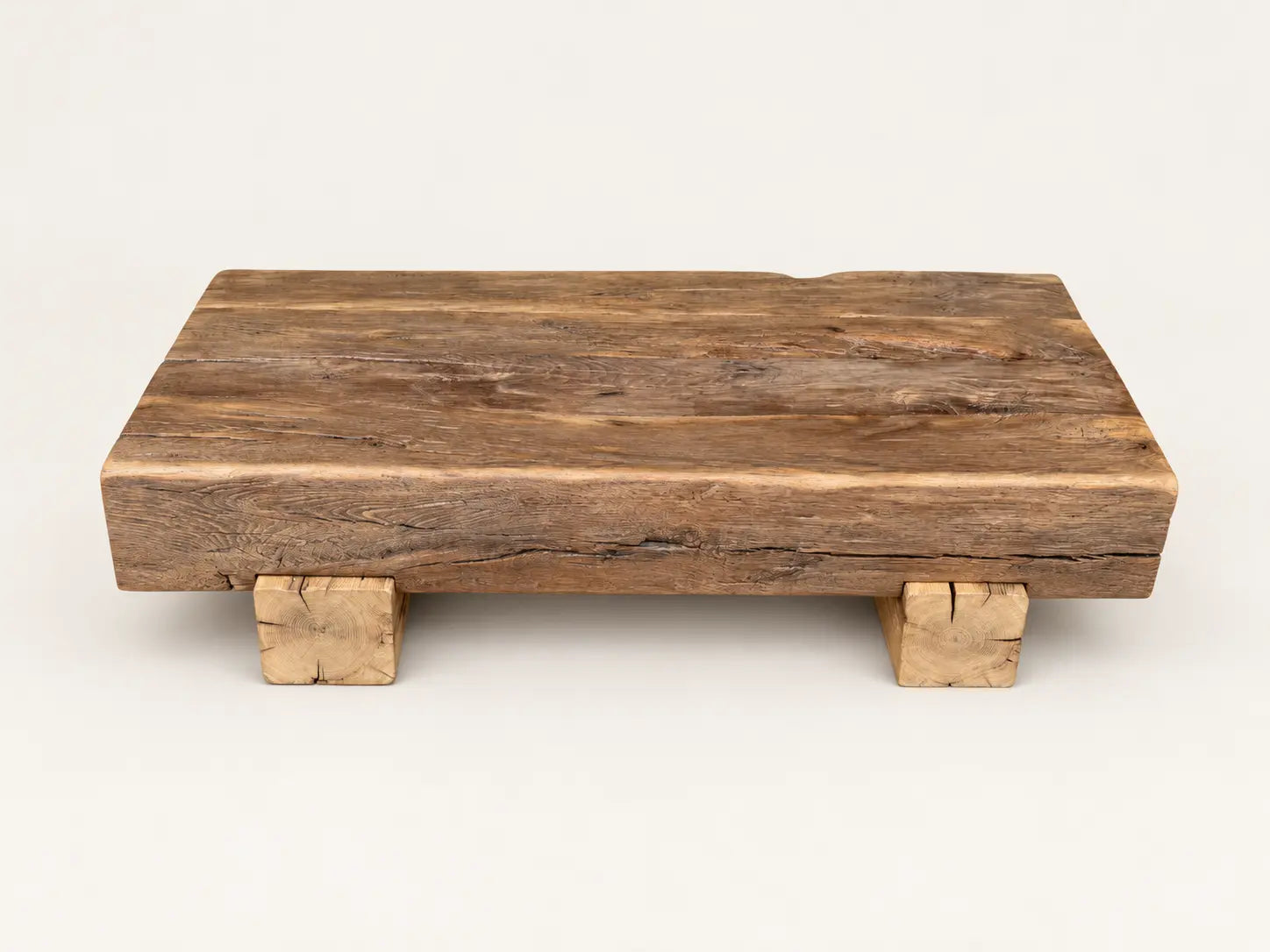 Table basse Anchor vue de face, plateau rectangulaire et deux pieds courts visibles.