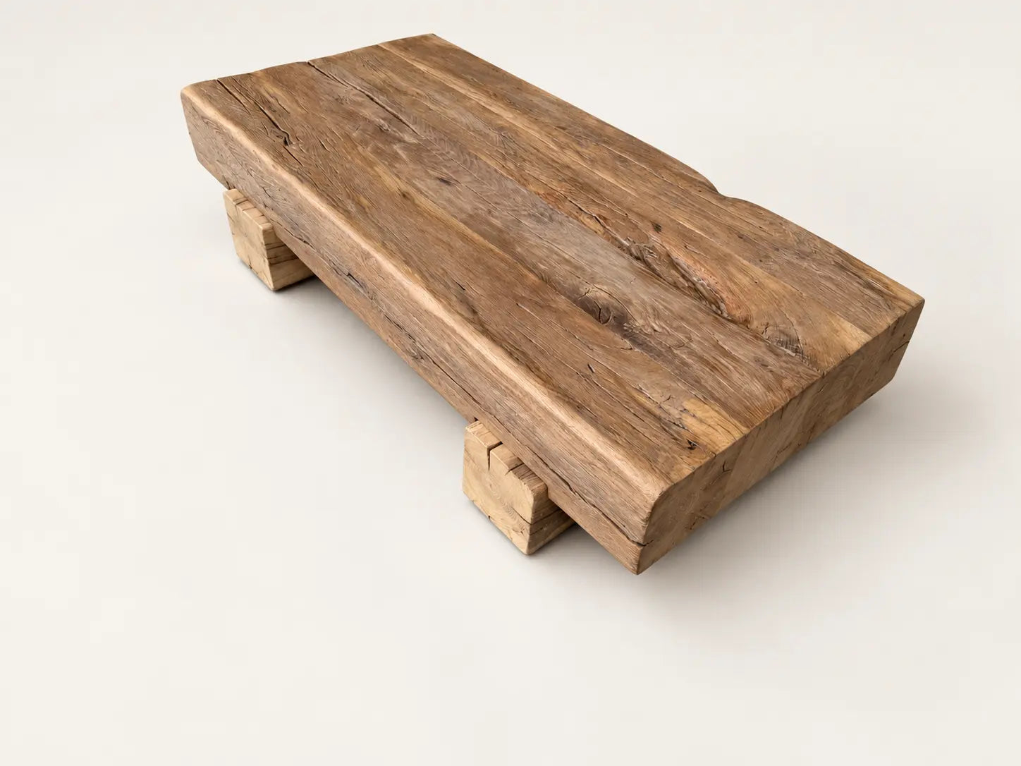 Table basse Anchor en poutres de chêne, vue oblique du plateau rectangulaire et des appuis.