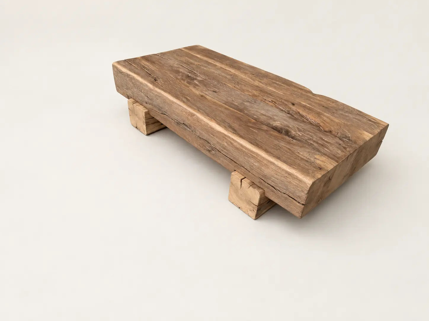 Table basse Anchor en poutres de chêne, vue oblique du plateau rectangulaire et des appuis.