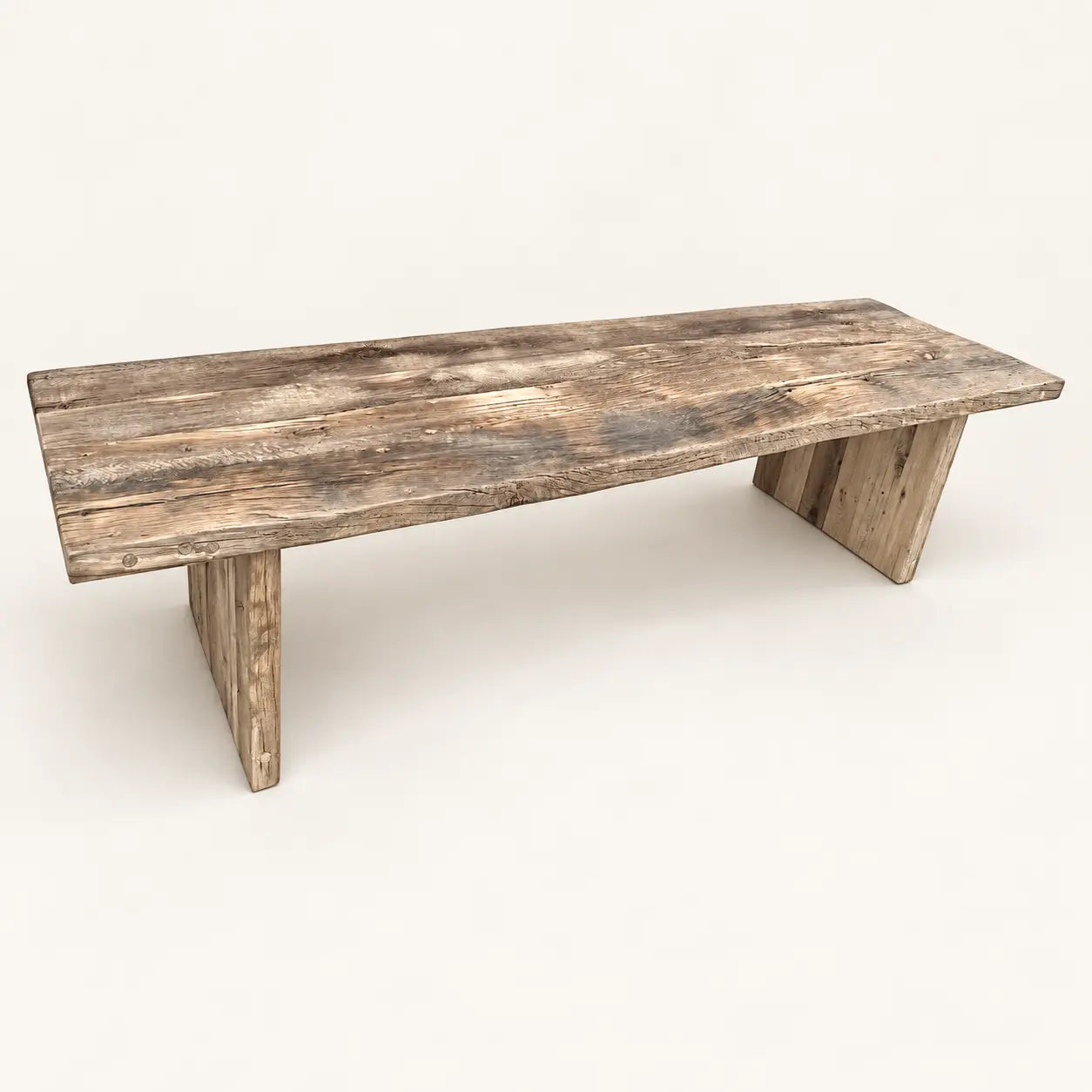Table Bastide vue en plongée de trois quarts sur fond clair, avec piètements en bois.