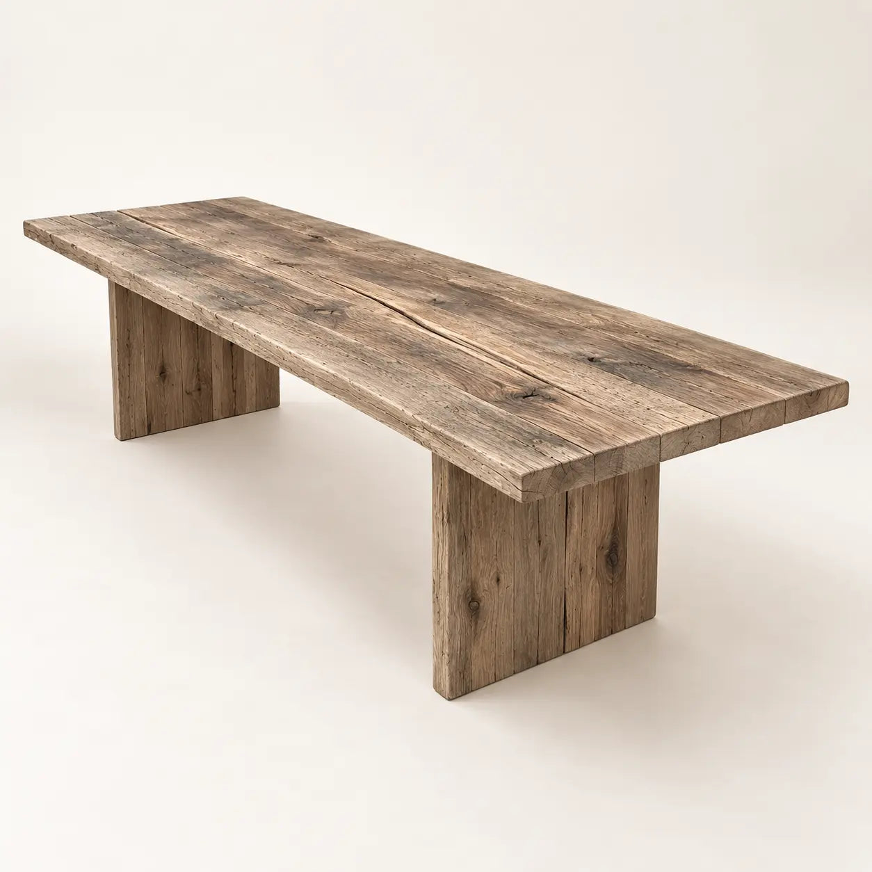 Table Bastide vue de trois quarts depuis l’autre extrémité, avec plateau rectangulaire et piètements pleins en bois.
