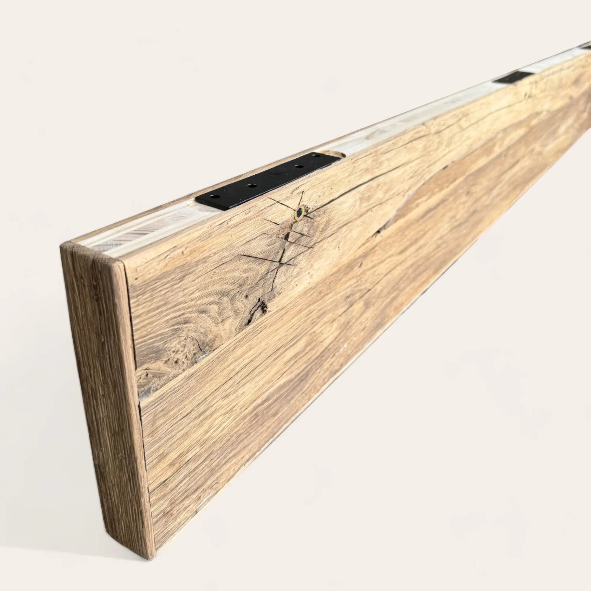 Vue du chant d’une planche avec une platine noire encastrée
