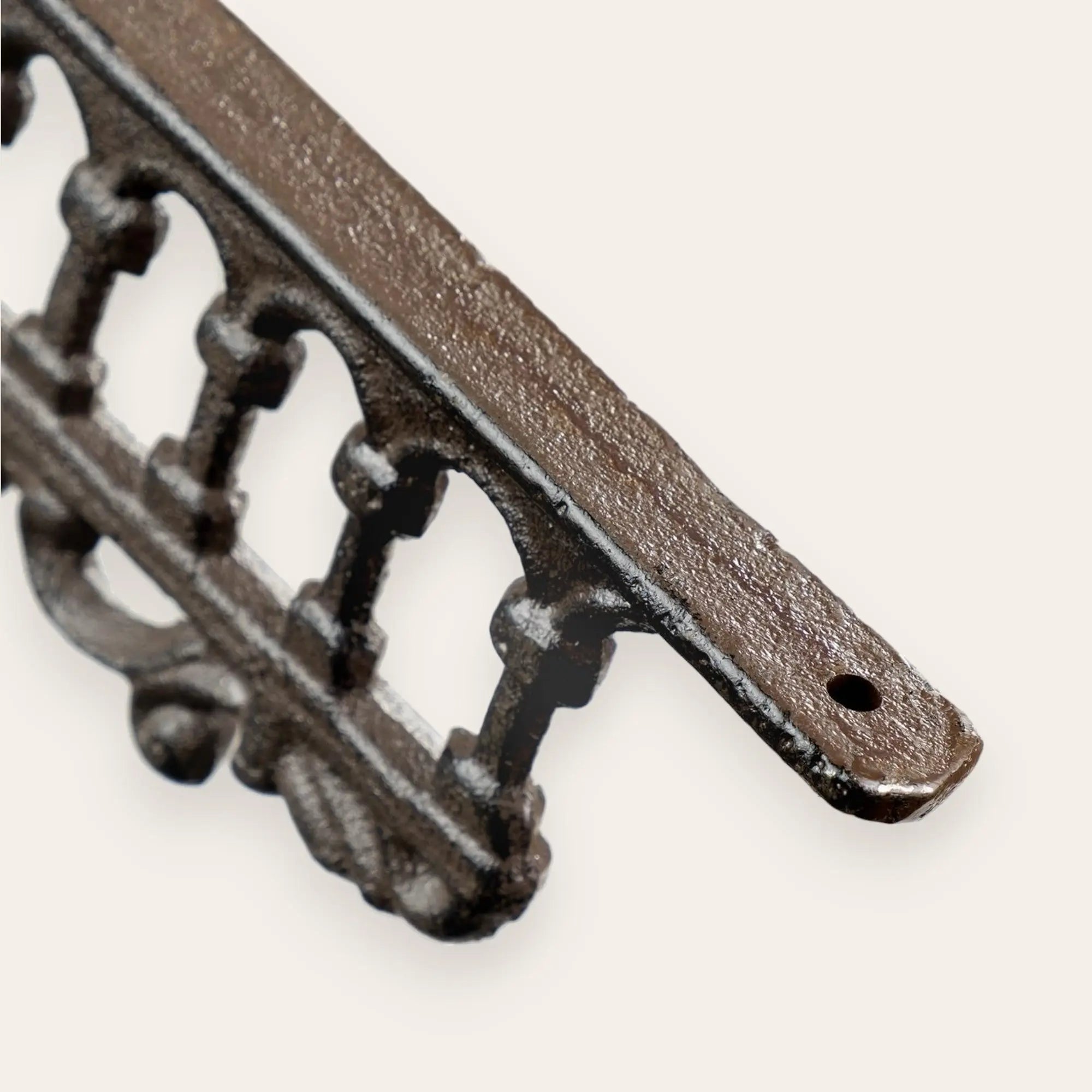 Détail du bras supérieur et du trou de fixation du support SEF-30