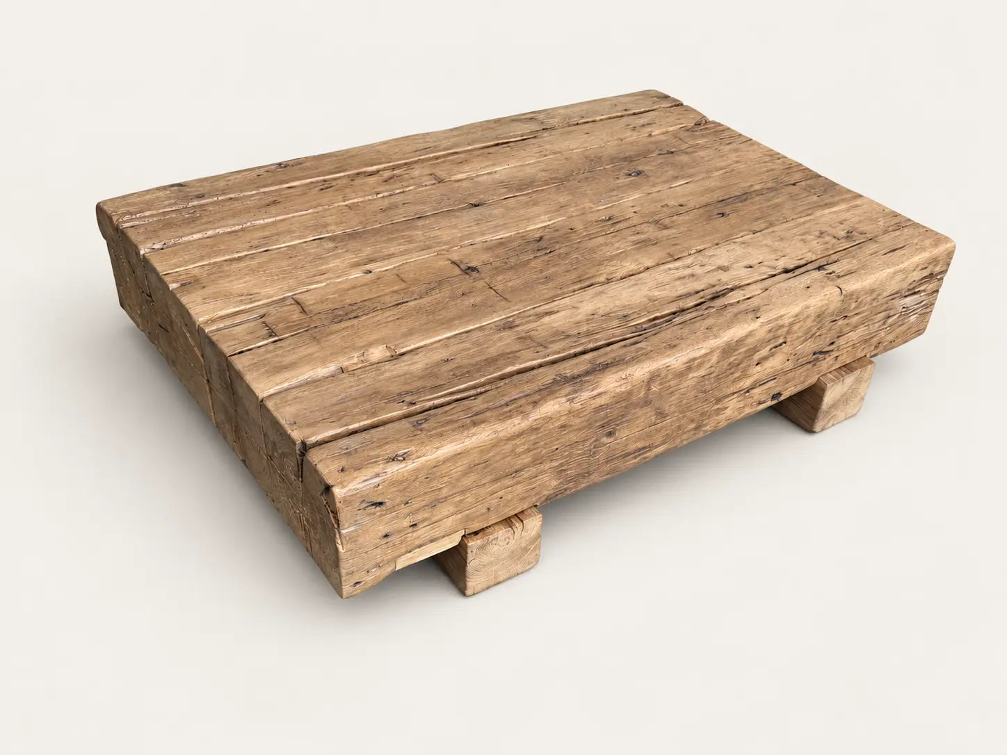 Table basse Anchor en poutres de vieux chêne, vue plongeante du plateau et des pieds courts.
