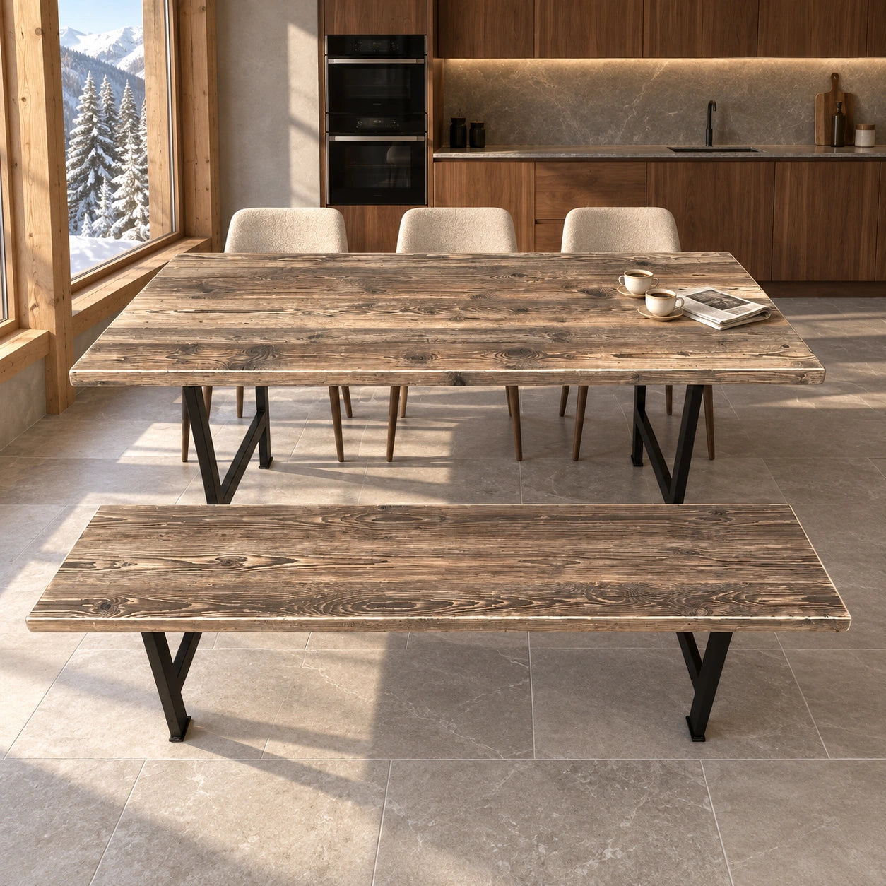 Table Alpine présentée avec un banc devant une cuisine en bois, près d’une fenêtre donnant sur un paysage enneigé.